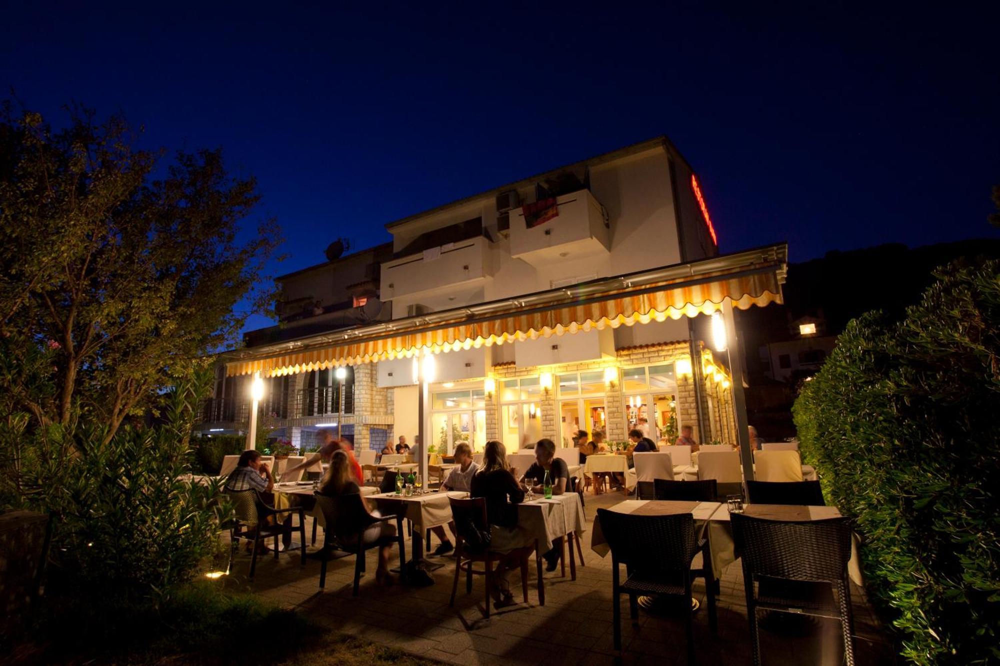 Pansion Burin Hotel Baška Екстериор снимка