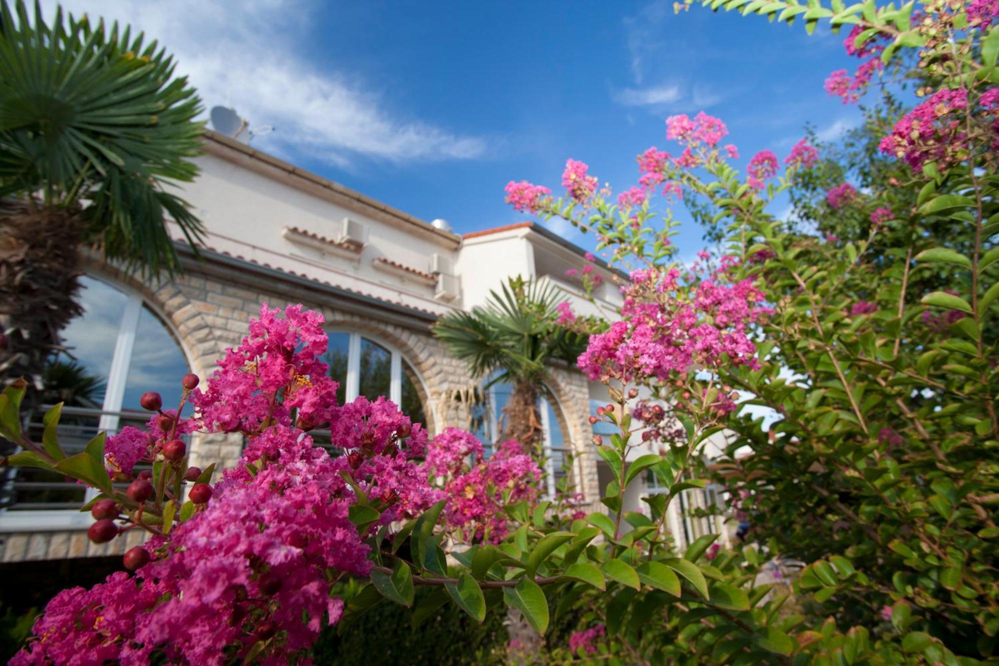 Pansion Burin Hotel Baška Екстериор снимка
